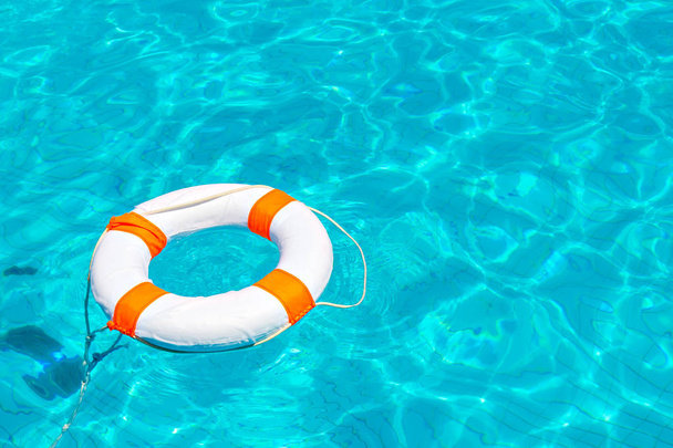 Спасательный круг в бассейне
 - Фото, изображение