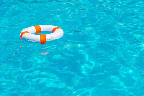 Лайф-буй у басейні
 - Фото, зображення