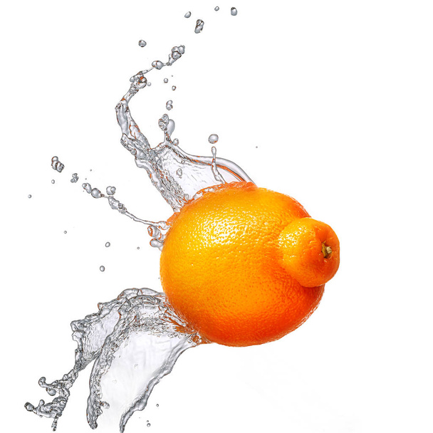 Plusk wody z mandarynka na białym tle - Zdjęcie, obraz