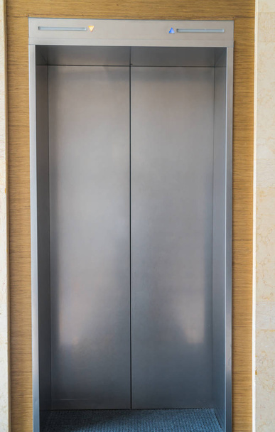 Elevator with closed door . - Фото, изображение