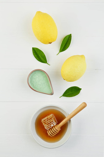 Σπιτικό λεμόνι αλάτι μπάνιο και φρέσκο μέλι στο πιάτο με μέλι - Φωτογραφία, εικόνα