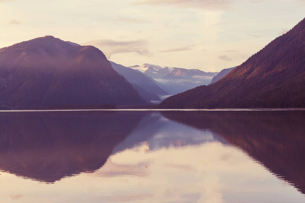 Vuoristojärvi Kanadassa
 - Valokuva, kuva
