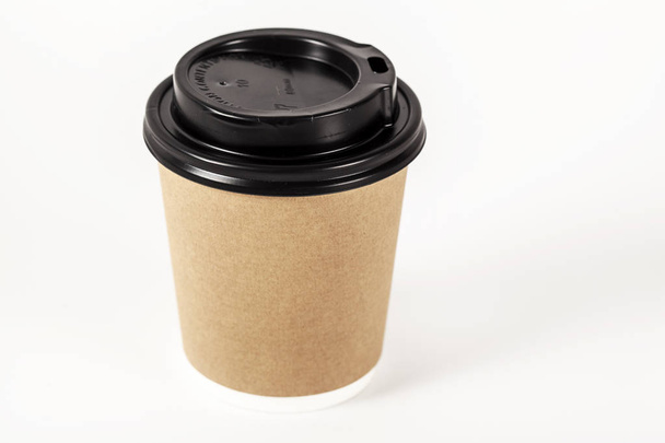 бумажная чашка кофе на белом фоне - Фото, изображение