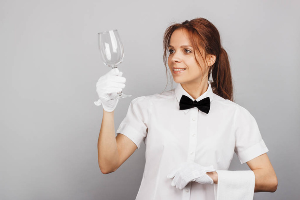 ワイングラス、灰色の背景を持つ女性ウェイトレス - 写真・画像