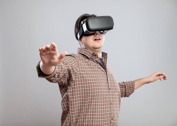Happy young man using virtual reality headset - Foto, Imagem