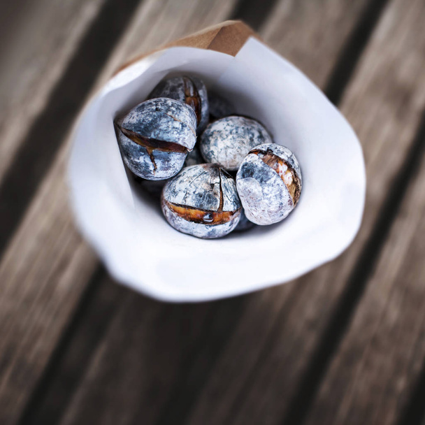 Delicious grilled chestnuts - Foto, Imagem