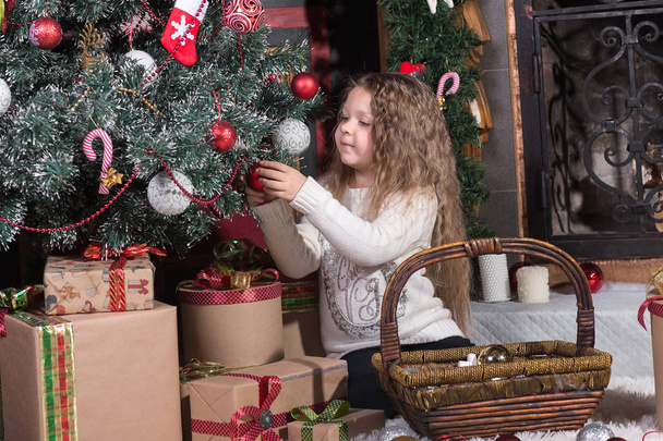 girl decorating Christmas tree - Foto, Imagen
