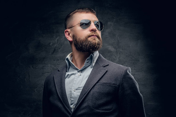 Man in woolen suit and sunglasses - Valokuva, kuva