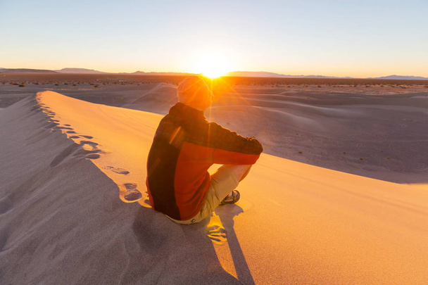 πεζοπόρος στην άμμο της ερήμου - Φωτογραφία, εικόνα