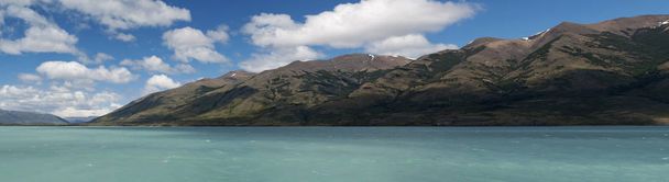 Patagonië: berglandschap en kristal helder water in het Lake Argentino - Foto, afbeelding