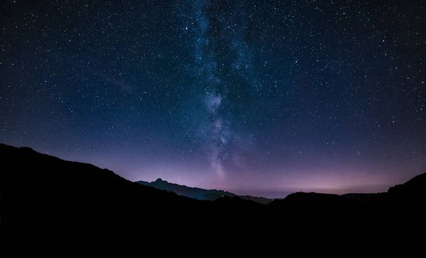 stelle del cielo notturno viola. Via Lattea galassia attraverso le montagne
. - Foto, immagini