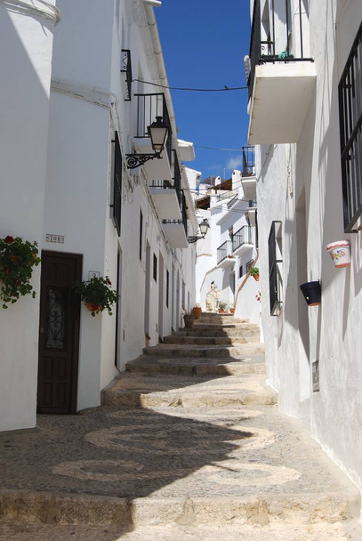 Townhouses along a typical whitewashed village street, Frigiliana, Espanha
. - Foto, Imagem