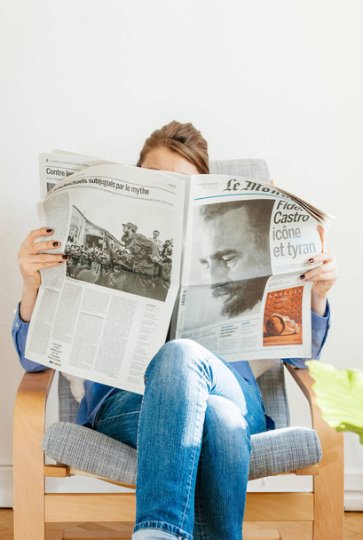 Woman reading about Fidel castro Death - Zdjęcie, obraz