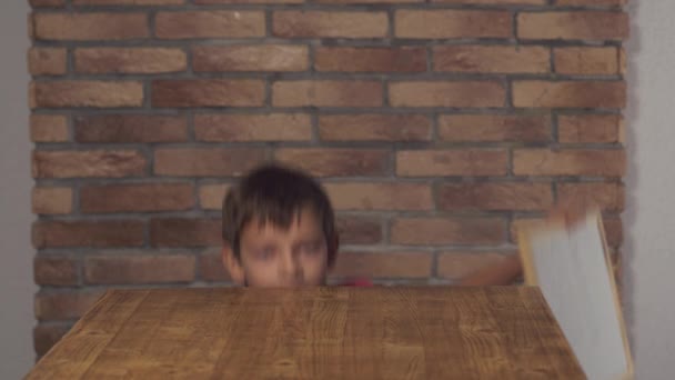 Portret chłopca Wyświetlono tablicy słowo pisma Witam - Materiał filmowy, wideo