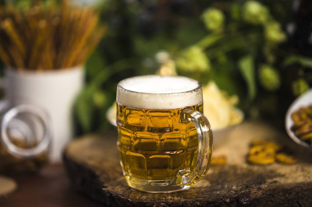 Lúpulo y cerveza
 - Foto, imagen