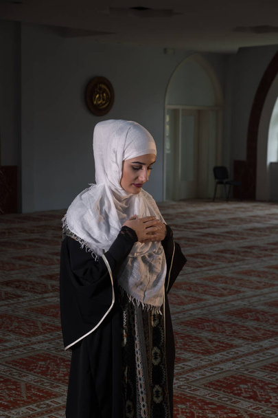 Κορίτσι με μαντίλα προσεύχεται - Φωτογραφία, εικόνα