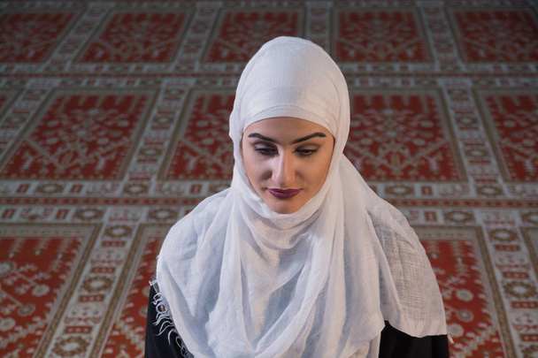 Dívka se modlí hidžáb - Fotografie, Obrázek