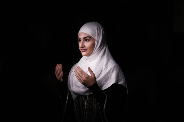 Fille avec hijab prier
 - Photo, image