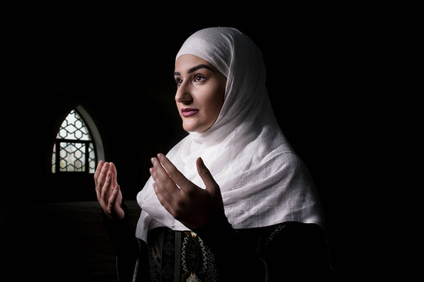 Tyttö hijab rukoilee
 - Valokuva, kuva