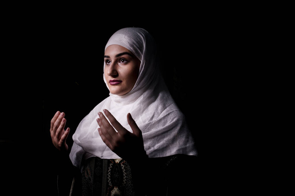 Tyttö hijab rukoilee
 - Valokuva, kuva