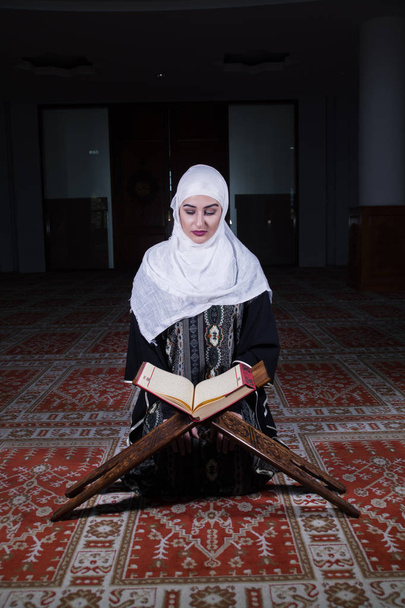 Μουσουλμανική γυναίκα που διαβάζει το Κοράνι στο Τζαμί - Φωτογραφία, εικόνα