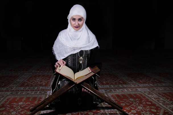 Muslimská žena čte Korán v mešitě - Fotografie, Obrázek