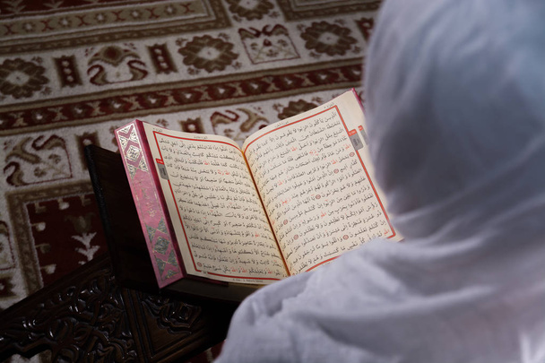 Moslimvrouw lezen van de Koran in moskee - Foto, afbeelding