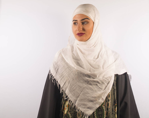 Bella ragazza con hijab pregare
 - Foto, immagini