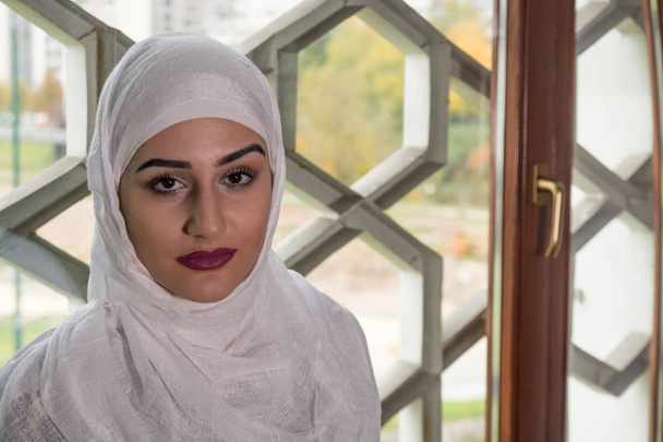 Dwudziestoletnia dziewczyna z hidżab modląc się - Zdjęcie, obraz