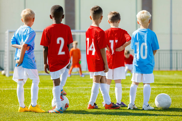 Trening piłkarski dzieci. Treningu piłki nożnej młodzieży. Młodzi chłopcy trening piłki nożnej na boisku - Zdjęcie, obraz