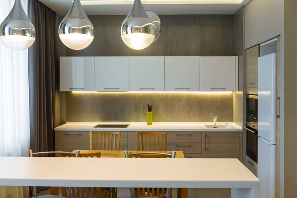 Interior de la cocina moderna en nueva casa de lujo, apartamento
 - Foto, Imagen