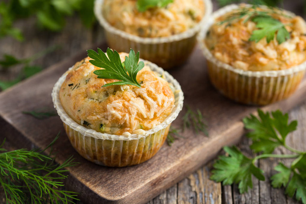 savory muffins with zucchini and cheese - Foto, afbeelding