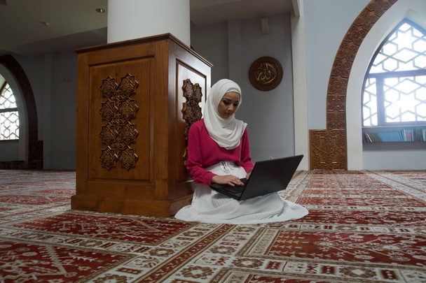 Υπέροχο κορίτσι με μαντίλα, προσεύχεται - Φωτογραφία, εικόνα