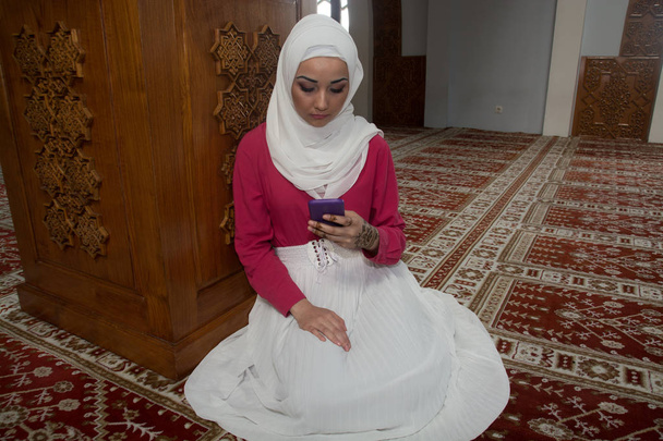 Krásná dívka s hidžáb, kudlanka - Fotografie, Obrázek