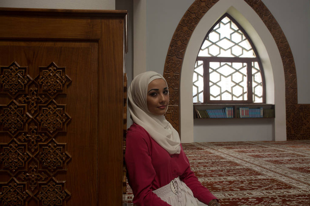 Beutiful girl with hijab, Praying - Fotografie, Obrázek