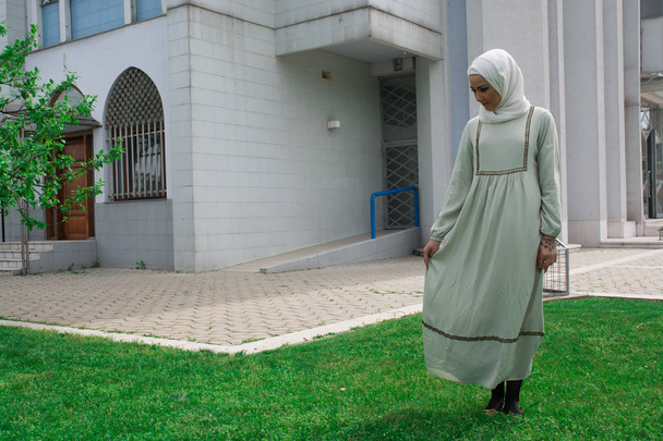 Müslüman kadın camide namaz kılıyor. - Fotoğraf, Görsel