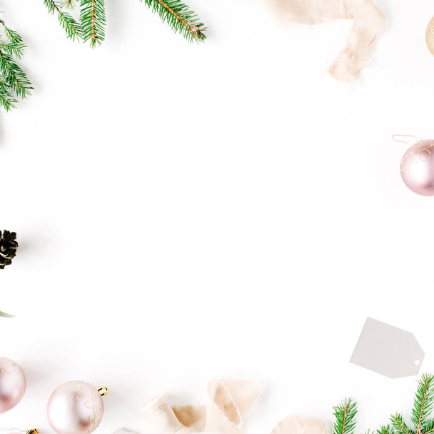 Quadro com ramos de abeto, cones de pinheiro, bolas de Natal, fita e ouropel
 - Foto, Imagem