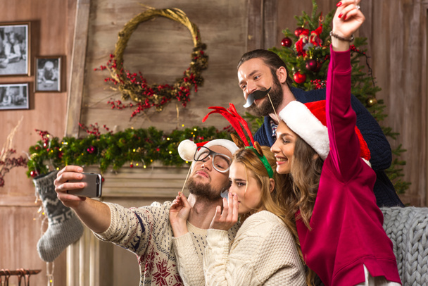 Boldog emberek selfie on christmastime - Fotó, kép