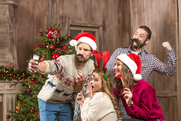 Happy people taking selfie at christmastime - Fotografie, Obrázek