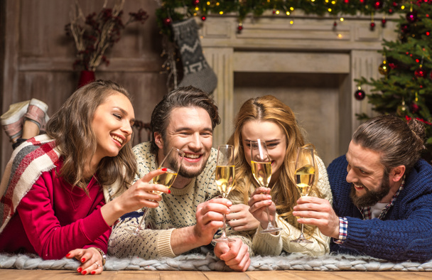 Счастливые люди с бокалами шампанского
  - Фото, изображение