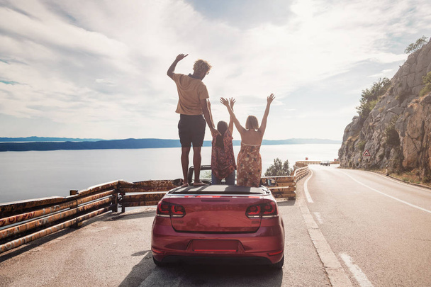  people waving from the convertible - Foto, Imagen