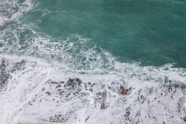 Gördülő hullámok tengerpart - Fotó, kép