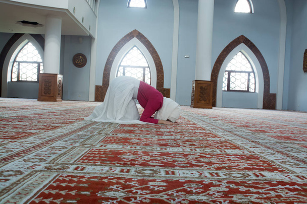 donna musulmana che prega in moschea - Foto, immagini