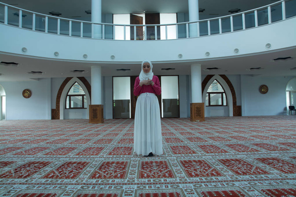 Muslim woman with hijab praying in Mosque - Φωτογραφία, εικόνα