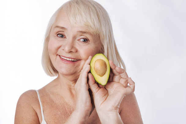 woman holding an avocado - Foto, imagen