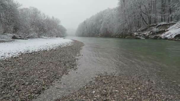 Χειμερινό τοπίο του ποταμού Isar. χιονίζει. βρίσκεται δίπλα στο Pullach (Βαυαρία, Γερμανία) - Πλάνα, βίντεο