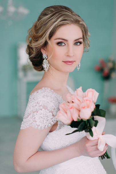 Portrait of bride in flower decor, studio photo. Beautiful Bride portrait wedding makeup and hairstyle, fashion bride model jewelry and beauty girl face, gorgeous beauty bride, studio, flower series - 写真・画像
