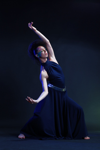 青いドレスを着た美しいダンサー - 写真・画像