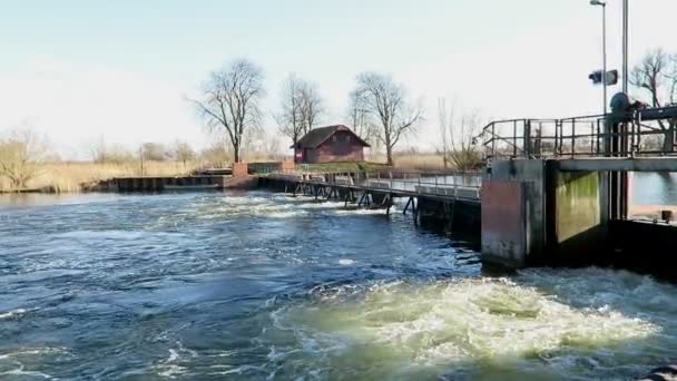historische naald weir op zijarm van de rivier de Havel (Brandenburg, Duitsland). Garz. - Video