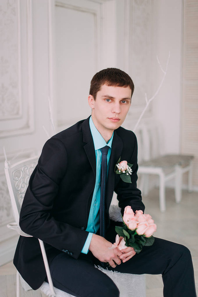 Портрет повного тіла молодого стильного бізнесмена в краватці і жилеті з руками на талії
 - Фото, зображення